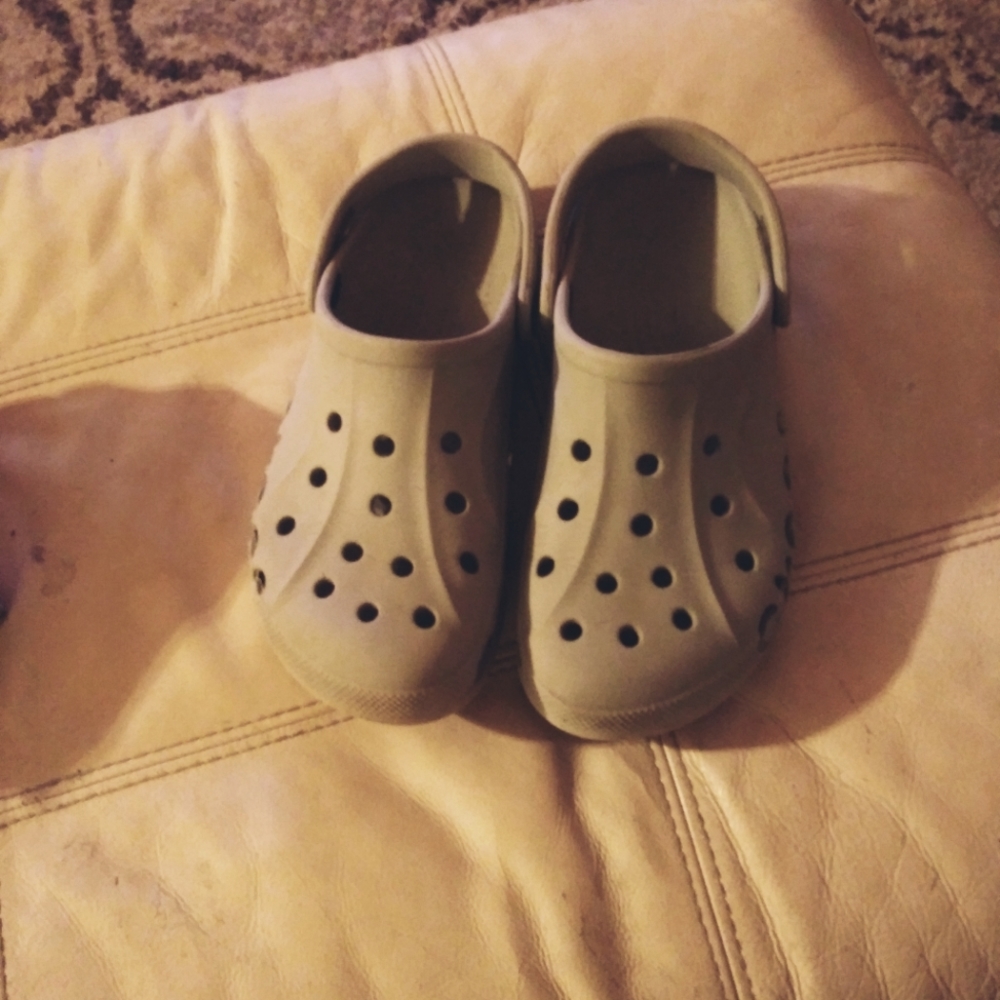 💗 Crocs women's size 10 Gray in color. GUC.
